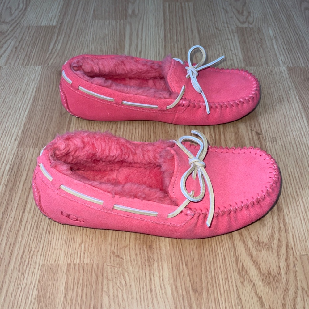 UGG Women’s Dakota Hot Pink Faux Fur Lined Moccasins Size 7 - Picture 4 of 8